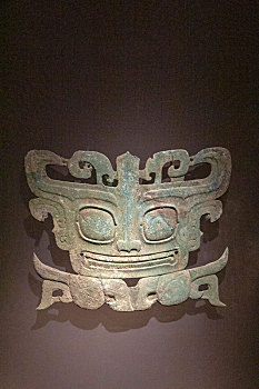 四川广汉三星堆博物馆青铜兽面,商代晚期,1986年三星堆二号祭祀坑出土