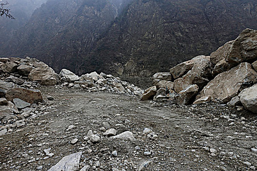 汽车素材,烂路乱石,山路