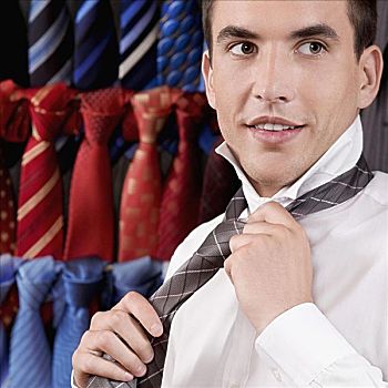 商务人士,试穿,领带,服装店