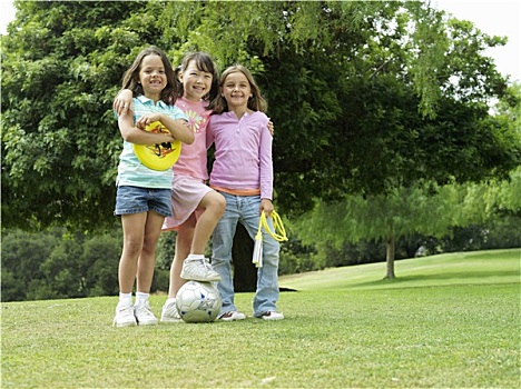三个女孩,7-9岁,站立,草,公园,飞盘,足球,跳绳,头像