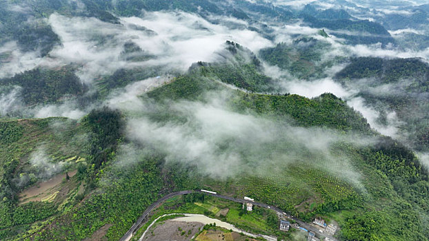 重庆酉阳雨中乡村薄雾袅绕美若仙境