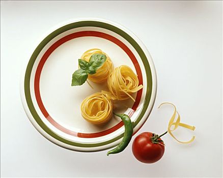 意大利干面条,辣味香肠,西红柿,罗勒