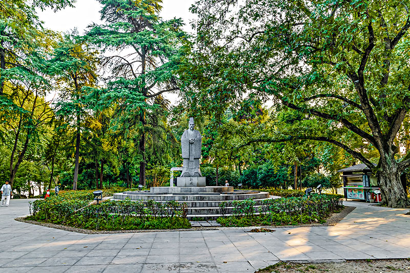 南京玄武湖公园郭璞雕像