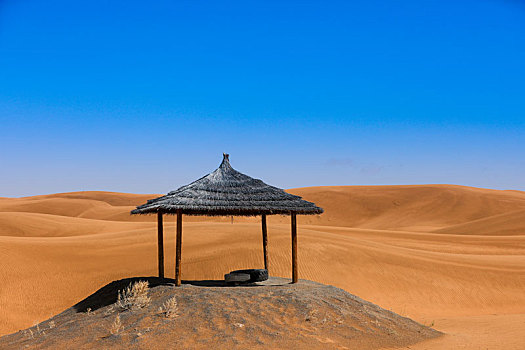 沙漠中的凉亭