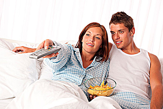 女青年,男人,卧,床上,看电视,吃,松脆食品