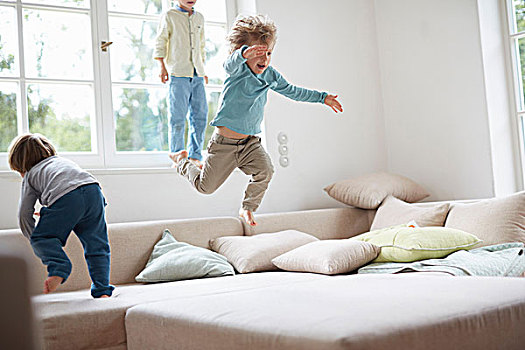 三个,孩子,男孩,跳跃,沙发