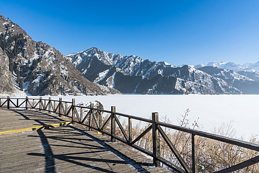 冬季的天山天池,纯净梦幻的冰雪世界