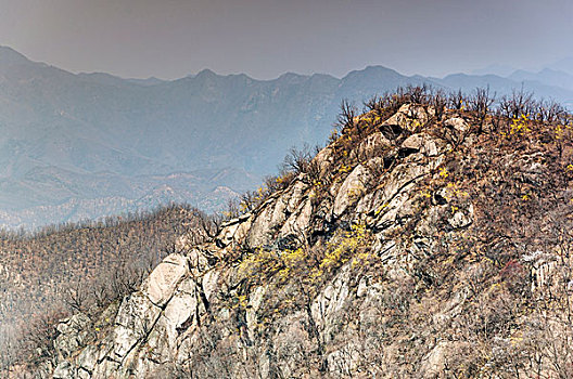 裸露石头的山峰