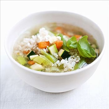 蔬菜汤,米饭,罗勒