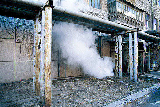 798艺术区工厂外面冒着蒸汽的管道
