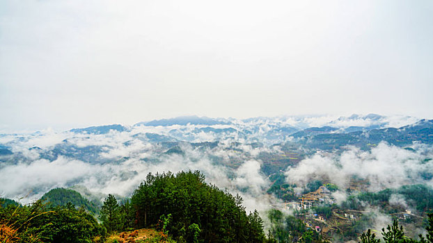 武陵山区春天早晨雾景美