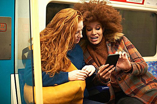 两个,美女,坐,地铁,看,智能手机