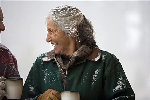 老年,女人,微笑,拿着,咖啡杯