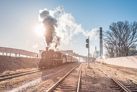 铁岭市矿场的蒸汽机车和铁轨