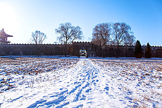 雪和路古老的城墙