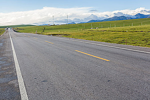 中国西部荒野道路