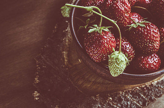 新鲜,有机,草莓,木质背景