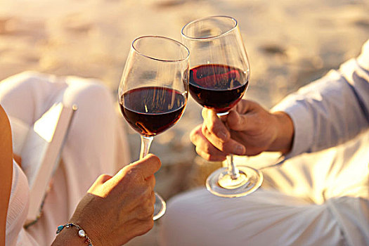 情侣,喝,红酒,海滩