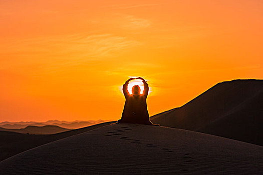 沙漠日落倩影