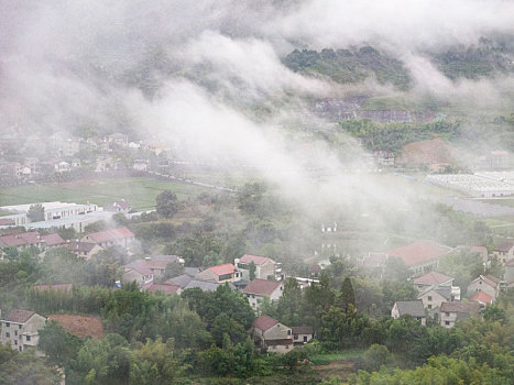 晨雾中的桐庐山村