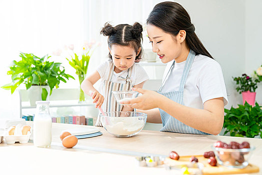 妈妈和女儿一起做烘焙