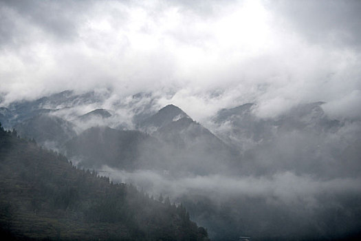 贵州沿河,雨雾乡村秋意浓