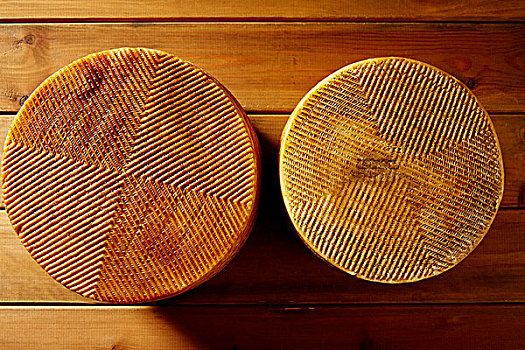 曼彻格奶酪,奶酪,西班牙,木桌子,两个
