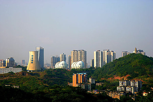 重庆江北塔子山旁的天然气发电厂和周围的民房