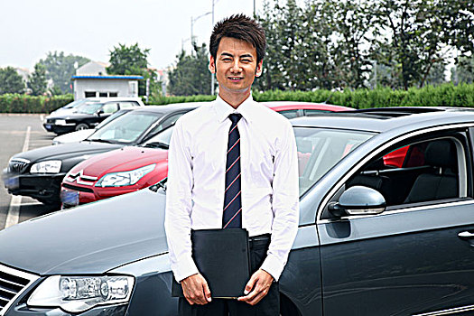 东方年轻男汽车销售员