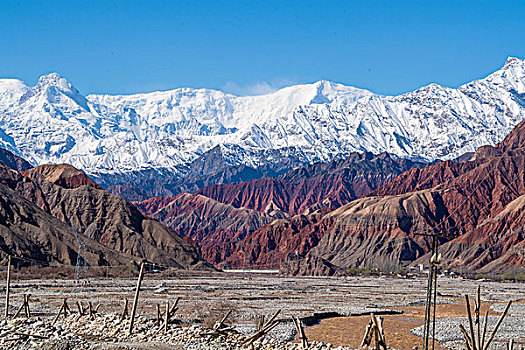 新疆,雪山,红山石,蓝天,河流
