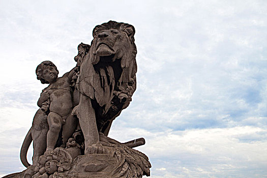 巴黎狮子和小孩儿的雕塑