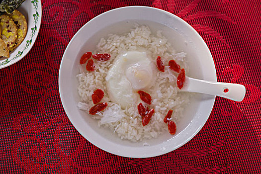 传统保健美食,米酒枸杞泡蛋