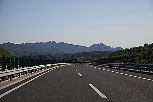 平坦干净的高速公路