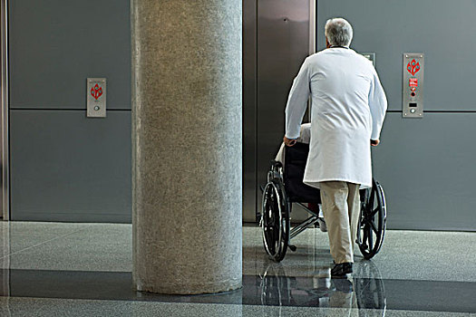 医生,推,病人,轮椅,电梯