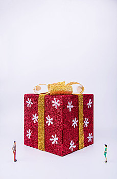 白色背景中的圣诞礼盒和模型小人