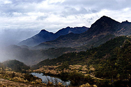 山,冬天,茅草,乌云,大片,森林公园,驴友,村庄,农村,树,天空