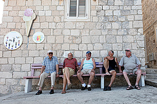 头像,五个,老人,坐,城镇广场,长椅