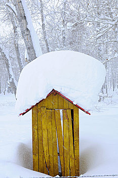 大雪覆盖的木屋岗楼