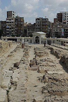 埃及亚历山大庞贝石柱旁的民居