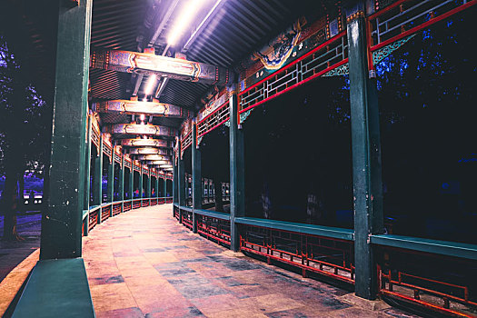 北京颐和园长廊夜景