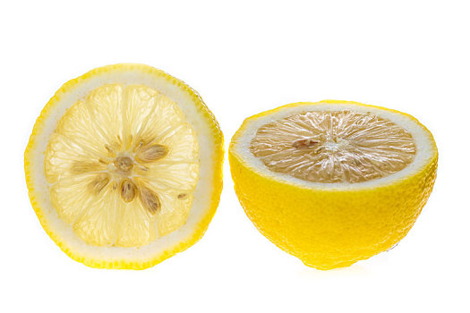 一块竖起的柠檬片和半个切开的柠檬放置在白色的背景中