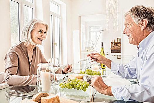老年,夫妻,坐,一起,餐桌,拿着,葡萄酒杯,制作,干杯