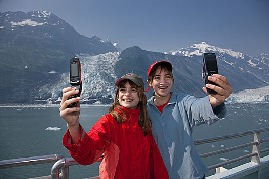 青少年,姐妹,照相,手机,惊讶,冰河,背景,威廉王子湾,阿拉斯加