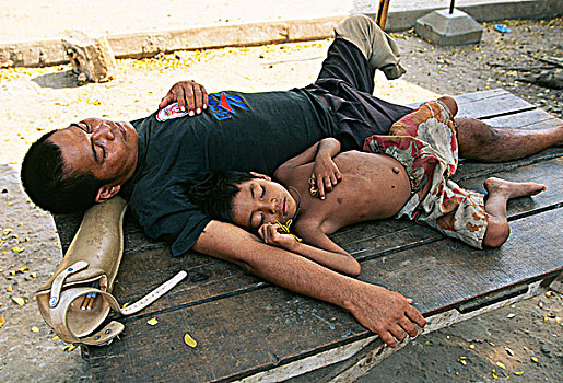 东南亚,柬埔寨,收获,父亲,截肢,腿,休息,迎面,人造部位,儿子