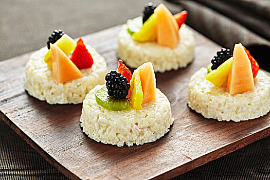 米饭布丁,果料小馅饼,水果
