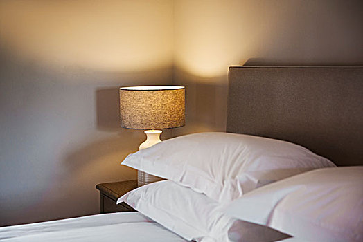舒适,卧室,装饰,彩色,双人床,床边,亮灯,好客