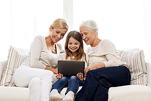 家庭,科技,人,概念,微笑,母亲,女儿,祖母,平板电脑,电脑,坐,沙发,在家