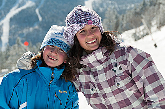 肖像,两个女孩,微笑,滑雪,佛蒙特州,美国