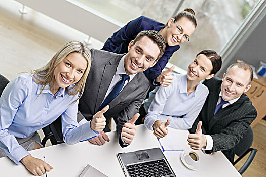 商务,成功,科技,办公室,概念,微笑,企业团队,笔记本电脑,纸,咖啡,展示,竖大拇指