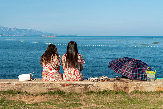 青岛贝壳彩虹桥和看海女孩